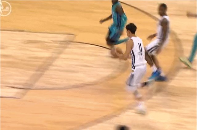 两中国小将亮相夏联 小曾发挥一般张镇麟积极主动